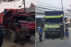 2 Dump Truck Adu Kambing...