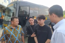 Polda Kepri Serahkan...