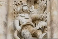Ukiran Relief Astronot...