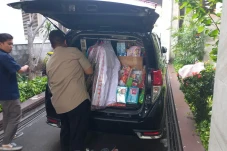 Mengintip Isi Mobil...
