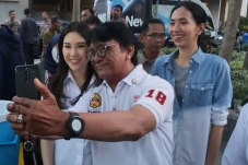 Seru! Warga Berebut...