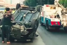 Tabrak Pembatas Tol,...