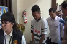 Kabur ke Bekasi, Perampok...