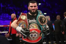 Artur Beterbiev Juara...