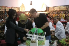 Ulang Tahun Emas, Tim...