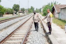 Ditabrak Kereta Babaranjang,...