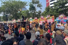 Ribuan Warga Padati...