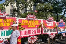 Karangan Bunga Banjiri...