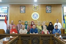 Unair Kukuhkan 12 Guru...