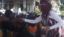 Bagikan Sembako di Blitar,...