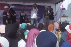 Diajak Senam Salsa oleh...