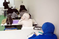 Abaya Dilarang, Sekolah...