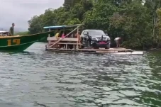 Nyeberang Gunakan Rakit,...