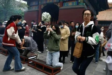 China Larang Anak Muda...