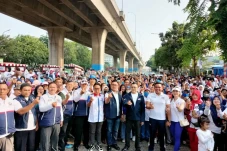 Ratusan Warga Antusias...