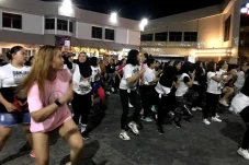 Gelar Senam Zumba, Relawan...