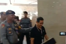 Didampingi Haris Azhar,...