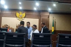 Tiba di PN Jakpus, Lukas...