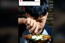 Viral! Pria Ini Nangis...