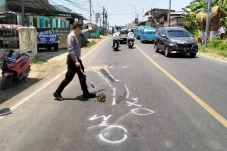 Oleng usai Senggol Angkot,...