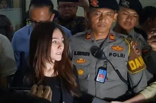 Wulan Guritno Irit Bicara...