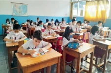 Menulis dengan Tangan...