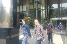 Tersangka Gratifikasi...