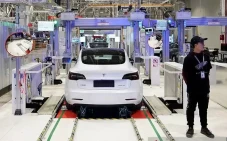 Tesla Berencana Membeli...
