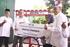 HT Serahkan Bantuan...