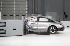Mobil Listrik Genesis,...