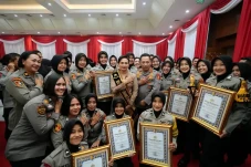 Kapolri Raih Penghargaan...