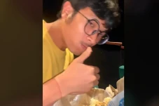 Viral! Pria Ini Selundupkan...