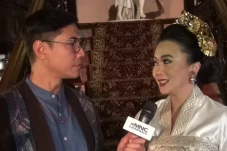 Ayu Rosan Istri Dubes...