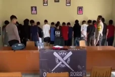 Bawa Senjata Tajam,...