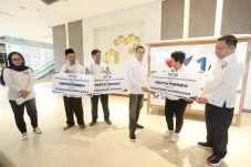 Momen HT Serahkan Bantuan...