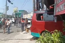 Angkot Tabrak Rumah...