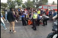 Ngebut dengan Ninja,...