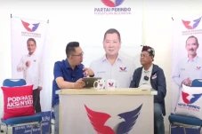 Maju Caleg DPR, Ketua...
