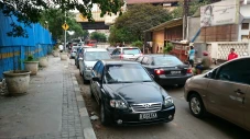 Parkir Mobil di Jalan...