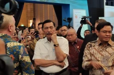 Respons Luhut Soal Konflik...