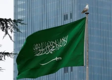 2 Bendera Negara dengan...