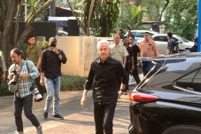 Berbusana Serba Hitam,...
