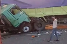 Ngeri! Tabrakan Truk...