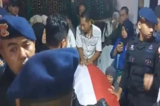 Tangis Haru Sambut Jenazah...