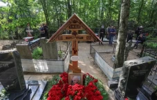 Gara-gara Ini, Makam...