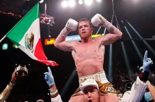 Canelo Kalahkan Crawford,...
