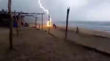Fenomena Petir Menyambar...
