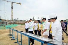 Tinjau Pembangunan Istana...