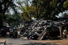 Sampah Masih Menumpuk,...