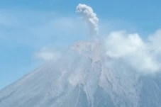 Semeru Erupsi Lagi di...